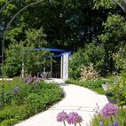 05-durch-den-Rosenbogen-zur-Pergola St-Willibrord Planung Christian Grote Landschaftsarchitekt gründesign