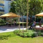04-Aufenthalt-unter-den-Sonnenschirmen Sinnesgarten Maienstift Dachau , Planung Christian Grote Landschaftsarchitekt gründesign