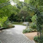 03-Rosenbogen-und-Sitzplätze-am-Weg Planung Christian Grote Landschaftsarchitekt gründesign