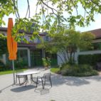 04-der-Haupteingang-zum-Hof Caritas Werkstatt Dachau , Planung Christian Grote Landschaftsarchitekt gründesign