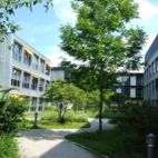 Bürogebäude 71 Bavaria Film Platz in Grünwald Aussenanlagen von gründesign