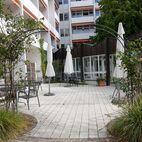 08-durch-den-Rosenbogen-zur-Cafeterrasse Planung Christian Grote Landschaftsarchitekt gründesign